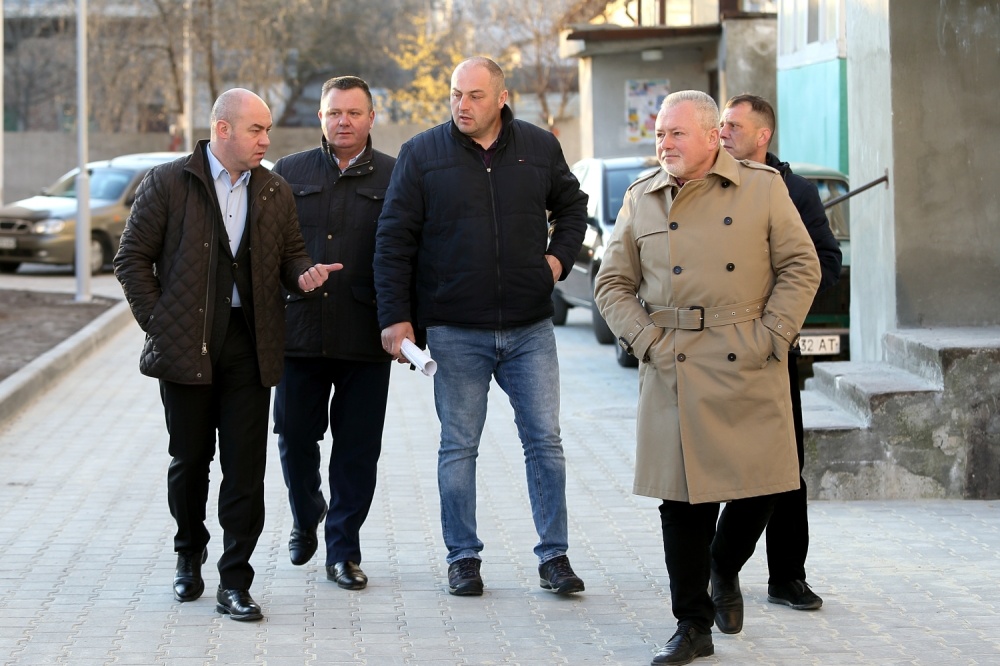 Малишка 3.Тернопіль. Ремонт двору. Міський голова Сергій Надал