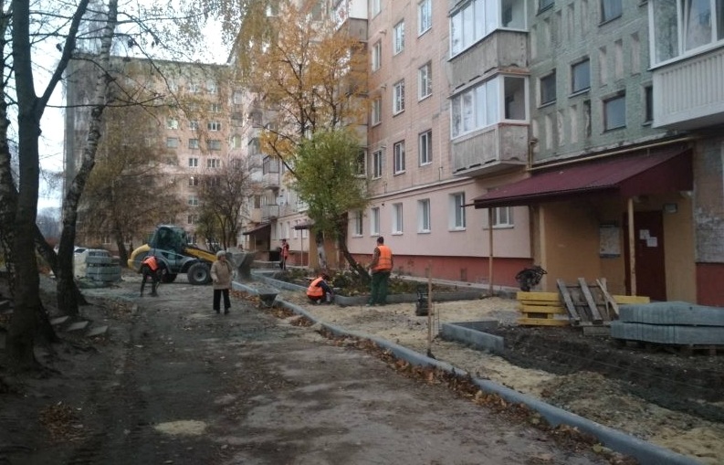 двір на вул. Протасевича, 4
