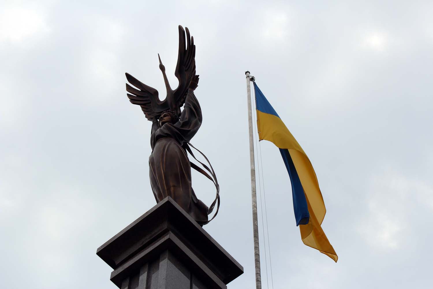 Символ Незалежності України встановили на Театральній площі в Тернополі