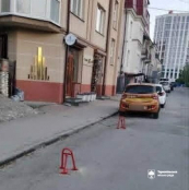 У Тернополі демонтують самовільно встановлені паркувальні бар’єри, стовпці та шлагбаум