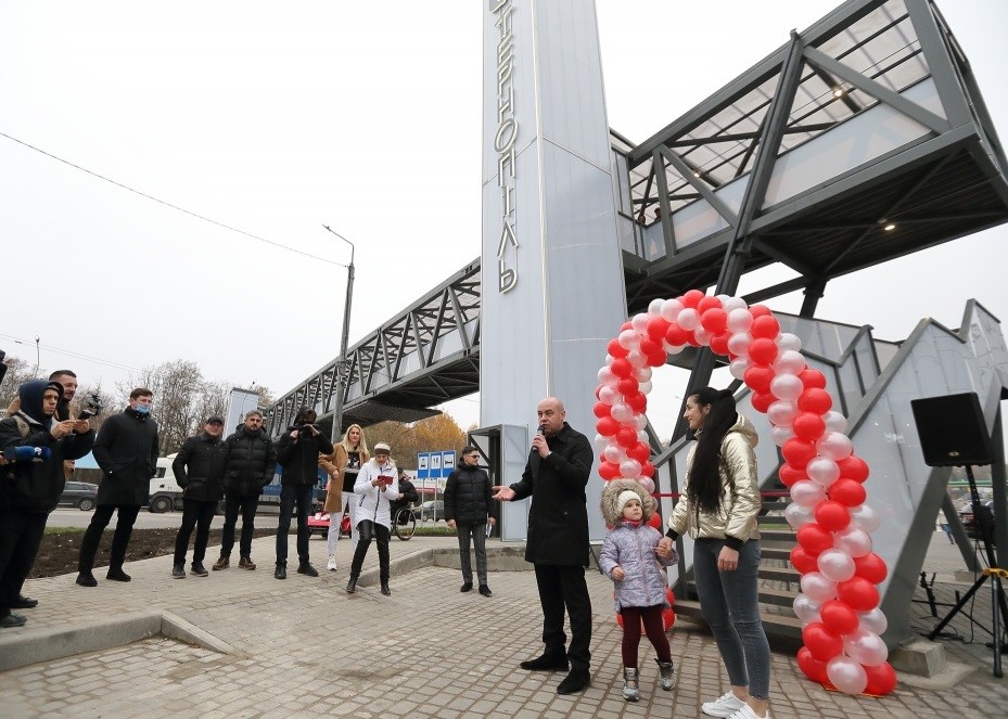 Новий сучасний пішохідний міст відкрили у Тернополі поблизу Збаразького кільця