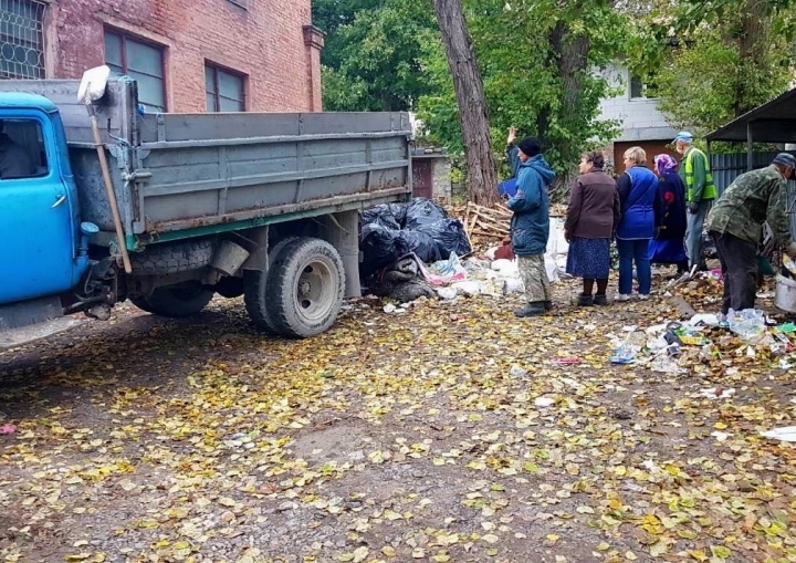 Комунальні служби прибирають сміття на вул. Паращука у Тернополі