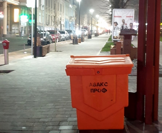 В ніч з 13 на 14 грудня 9 одиниць спецтехніки здійснювали механізоване посипання протиожеледними сумішами доріг і тротуарів міста