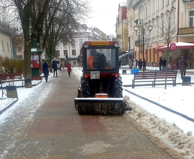 Спецтехніка впродовж ночі здійснювала механізоване прогортання, підмітання та посипання доріг і тротуарів