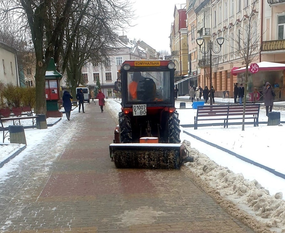Спецтехніка впродовж ночі здійснювала механізоване прогортання, підмітання та посипання доріг і тротуарів