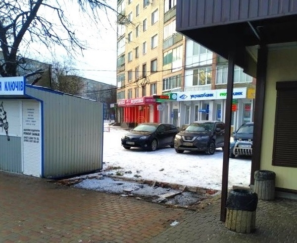 Тимчасову споруду, що була незаконно встановлена на вул. Київській, демонтовано власником