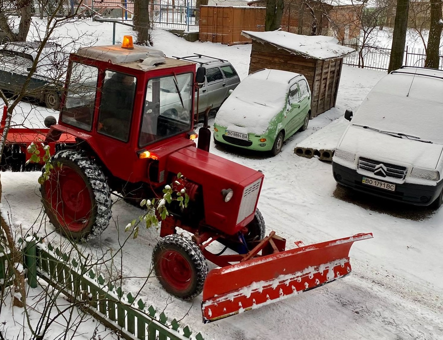Впродовж ночі спецтехніка в посиленому режимі очищала вулиці міста від снігу