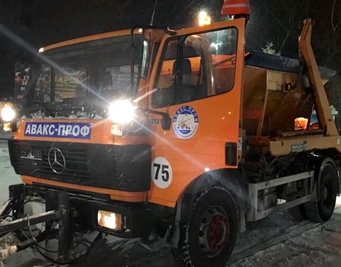 Цієї ночі y мicтi працювало 9 одиниць спеціалізованої техніки, які здійснювали посипання доріг і тротуарів протиожеледними сумішами