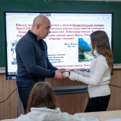 Сергій Надал вручив доньці загиблого військового пам'ятний годинник