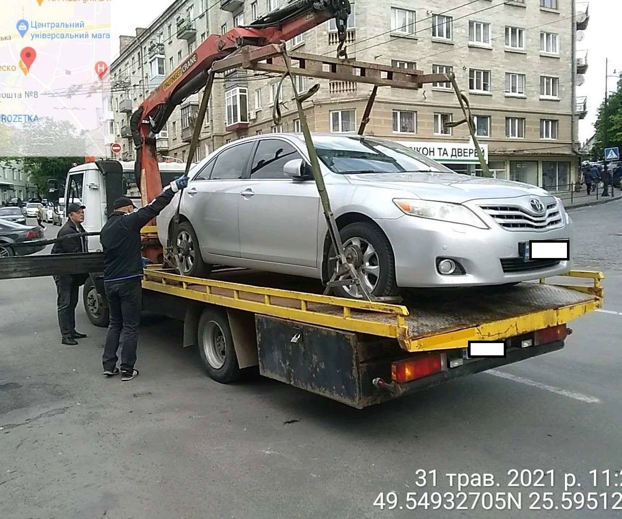 1200 постанов про адміністративні правопорушення винесли інспектори з паркування у Тернополі впродовж травня