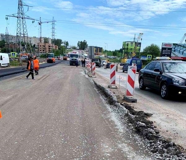 На під’їзді до Гаївського шляхопроводу зі сторони вул. Об’їзної проводиться влаштування нижнього шару асфальтбетонного покриття