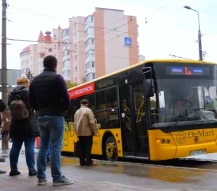Від сьогодні, 2 листопада, безкоштовний проїзд у громадському транспорті Тернополя для пенсіонерів за віком доступний з 10:00 год.