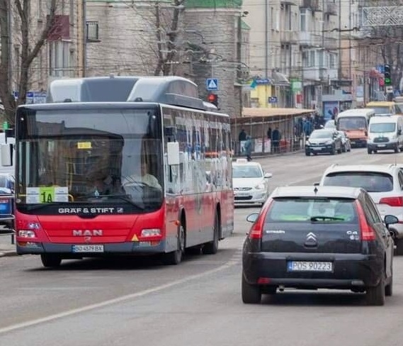 У Тернополі на Великодні свята збільшено кількість одиниць громадського транспорту до міських кладовищ