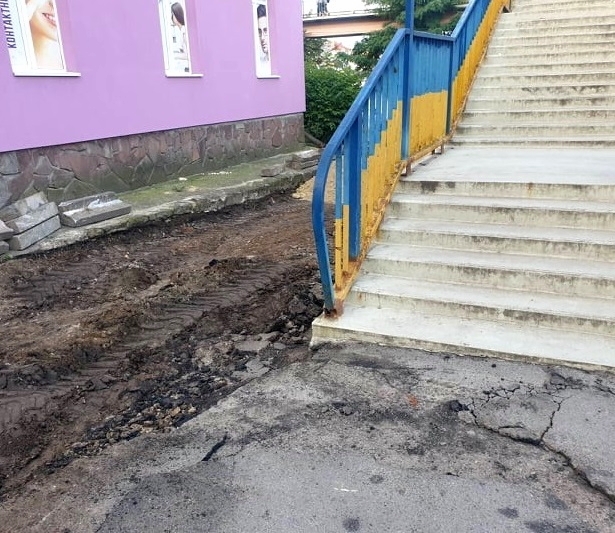 У Тернополі на вул. Парковій оновлюють тротуарне покриття та влаштовують вуличне освітлення