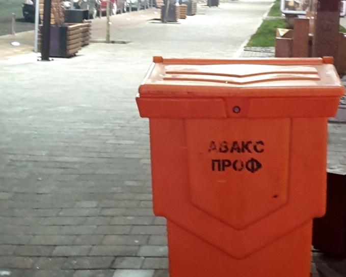 15 одиниць спецтехніки очищали та посипали протиожеледними засобами вулиці Тернополя вночі 25 січня