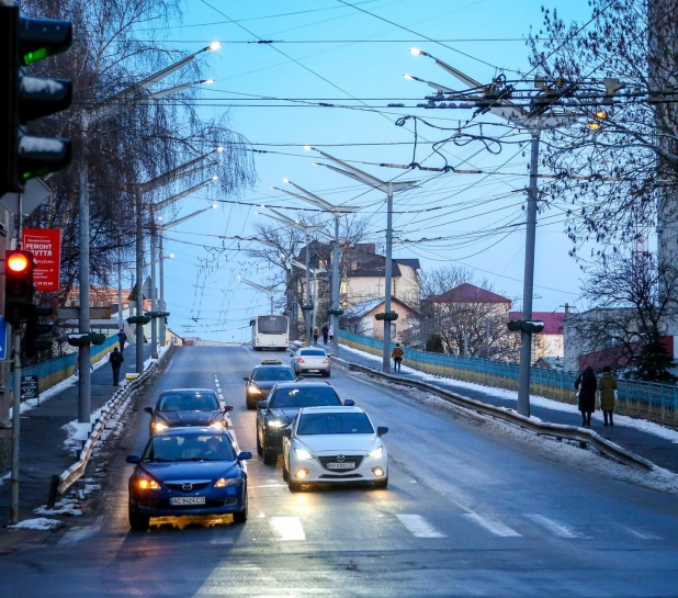 Вночі 2 лютого у Тернополі спецтехніка здійснювала механізоване прогортання і посипання доріг та тротуарів