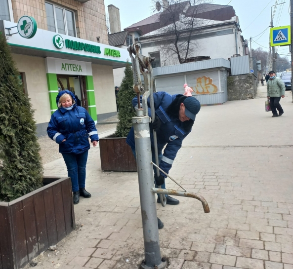 Працівники КП «Тернопільводоканал» проводять позачергове обстеження технічного стану колонок-качалок