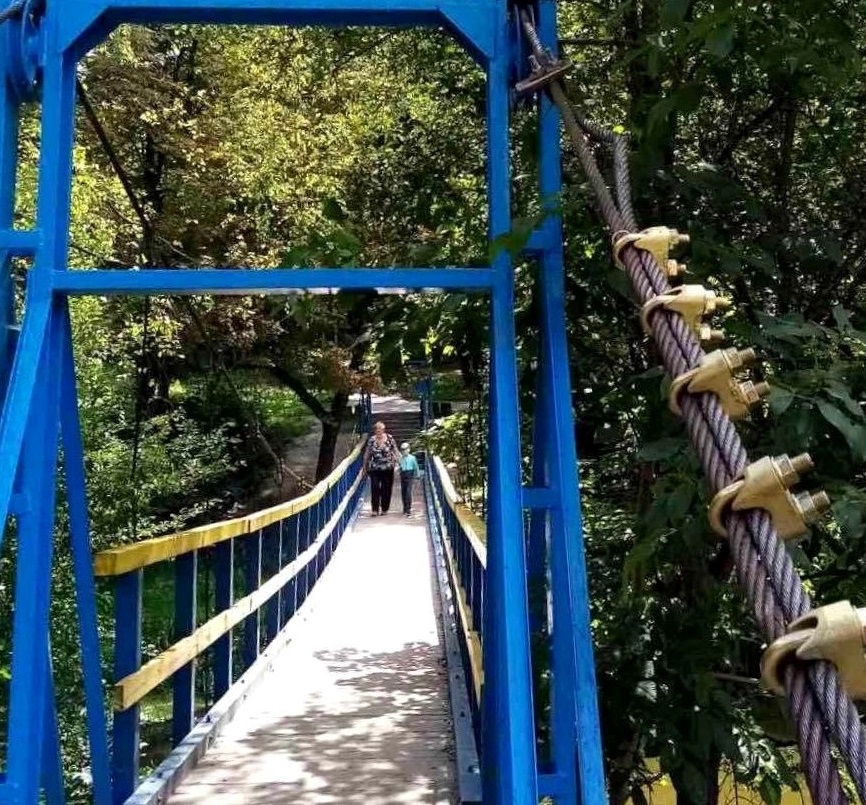 Підвісний пішохідний міст у парку «Сопільче» уже доступний для проходу тернополян