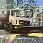 До очищення вулиць від снігу та ожеледиці у Тернополі залучено грейдер та іншу спецтехніку