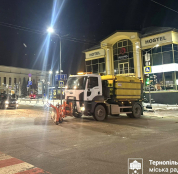 Для очищення вулиць Тернопільської громади від снігу залучено 20 одиниць спецтехніки