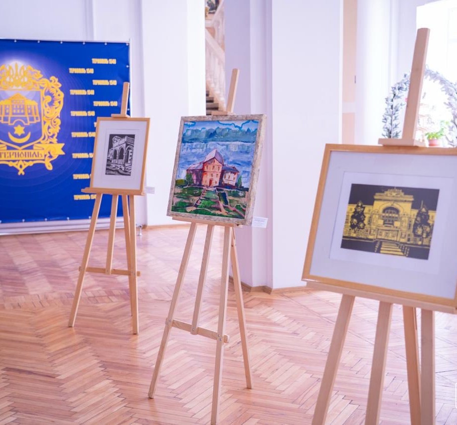 Юні художники про Тернопіль: в Українському Домі відкрилася виставка до річниці заснування міста