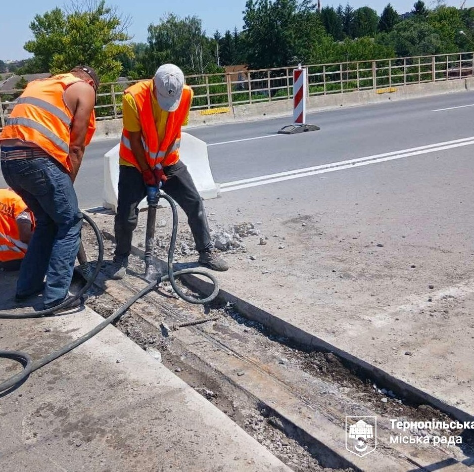 У Тернополі тривають ремонтні роботи на дорогах, шляхопроводі та у дворах