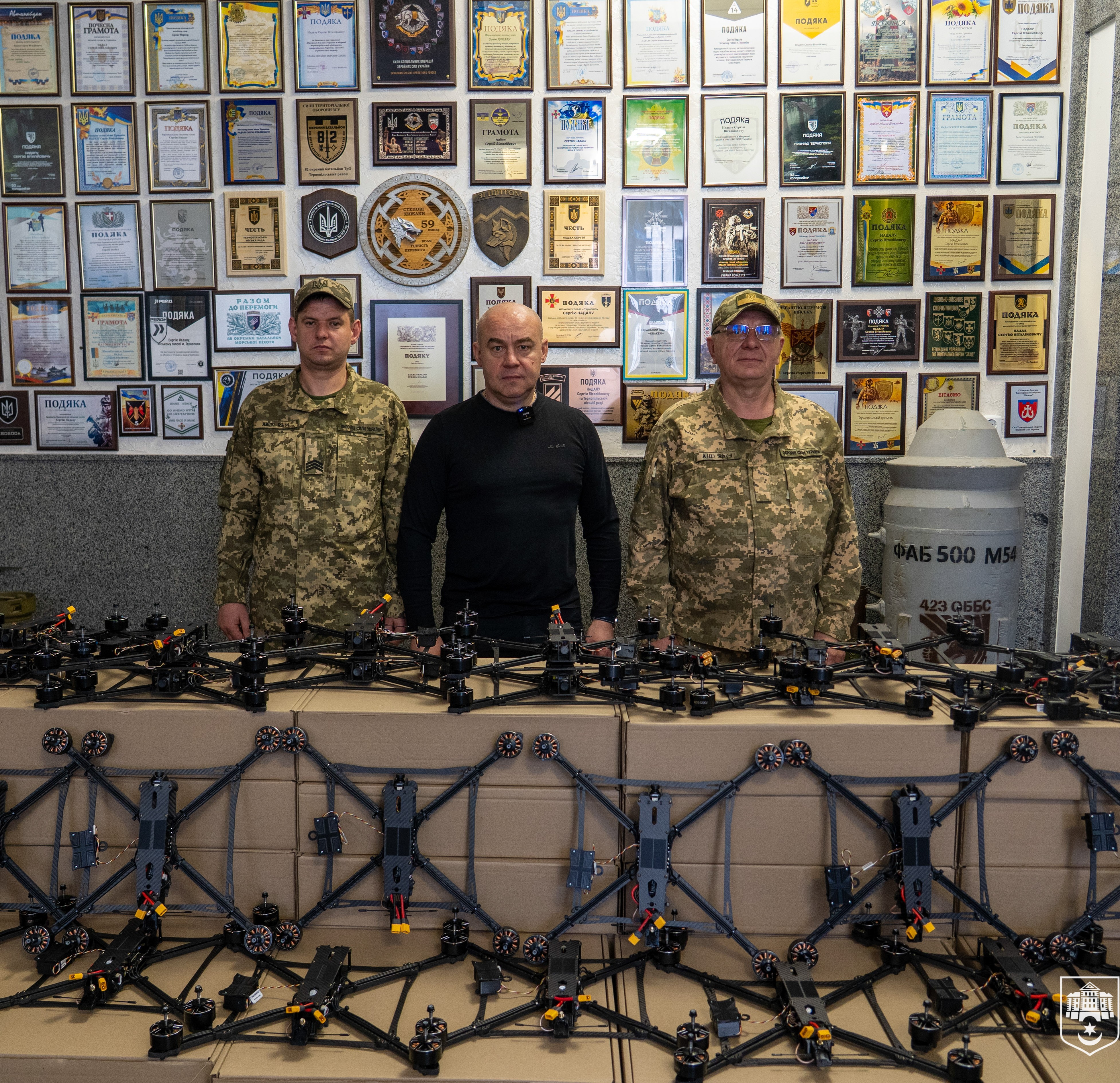 Сергій Надал передав бійцям 105-ї бригади сто 13-дюймових FPV-дронів