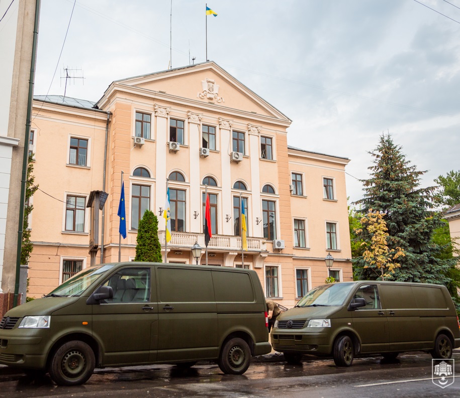 Два вантажних мікроавтобуси Volkswagen Transporter передано військовослужбовцям ЗСУ від освітян Тернополя