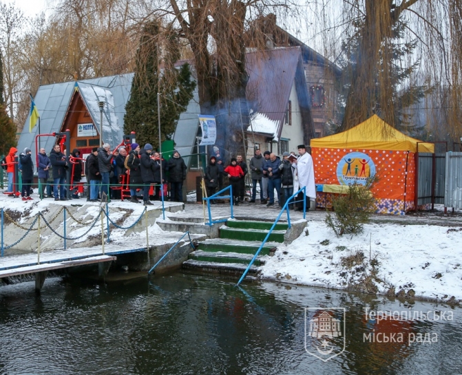 У день Хрещення Господнього жителі Тернопільської громади разом з міським головою занурилися у Йорданську воду