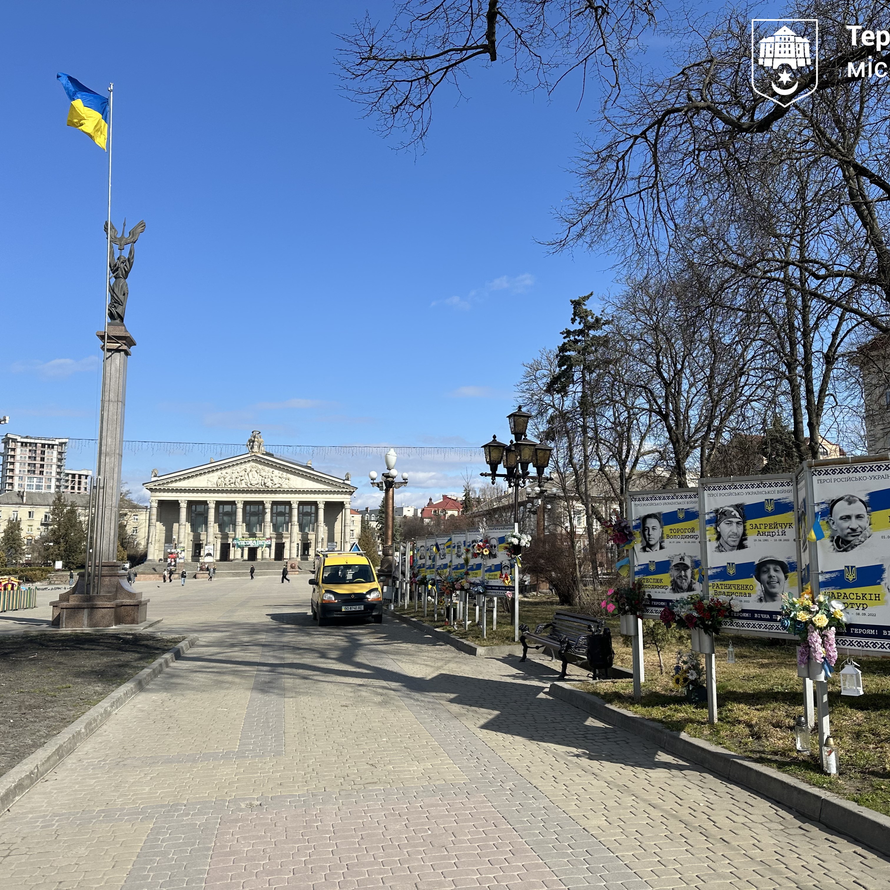 У Тернополі комунальники оновлюють конструкцію Алеї памʼяті «Незламні»