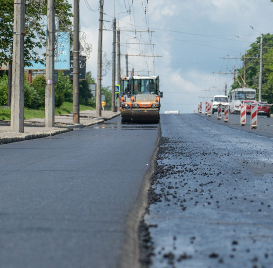 У Тернополі на просп. Степана Бандери тривають роботи з відновлення дорожнього покриття