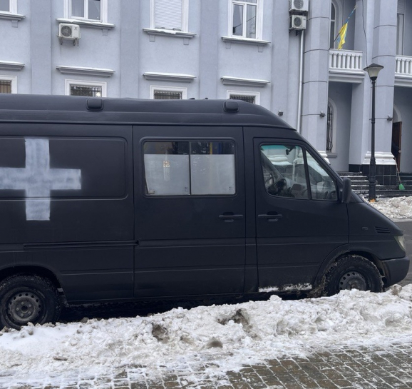Для тернопільського батальйону передали автомобіль швидкої допомоги, який придбали за кошти працівників міської ради