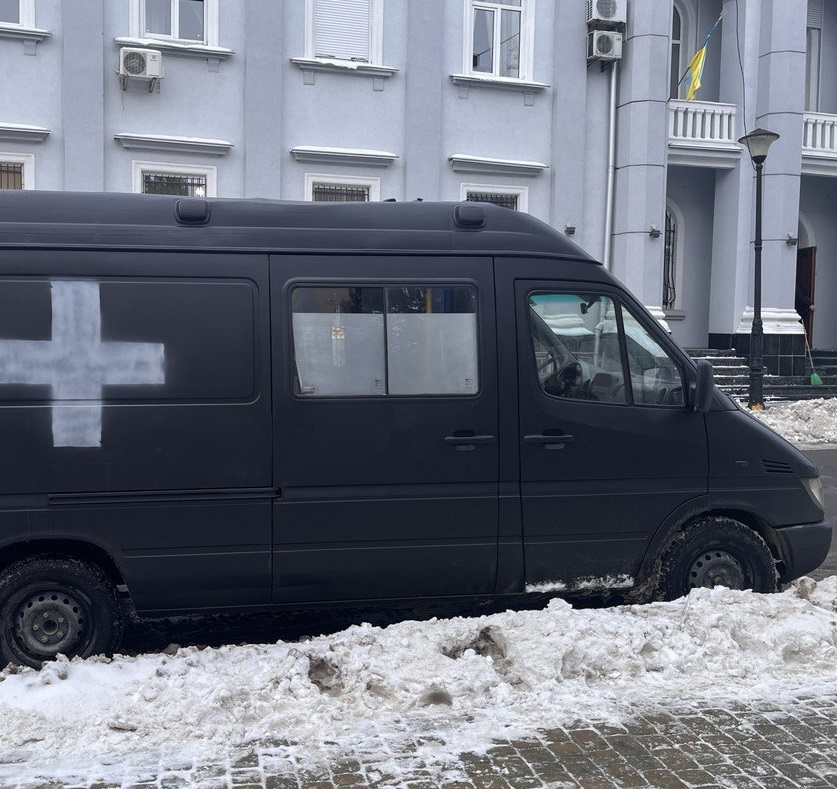 Для тернопільського батальйону передали автомобіль швидкої допомоги, який придбали за кошти працівників міської ради