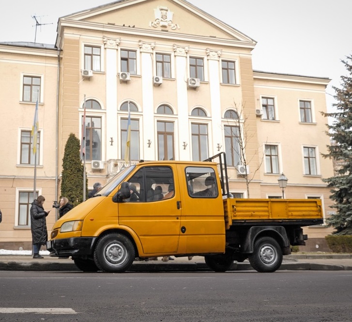 Для військовослужбовців з Тернополя передано на фронт автомобіль, а добровольчі формування отримали теплу форму