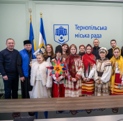 До Тернопільської міської ради завітали колядники від БФ «Карітас»