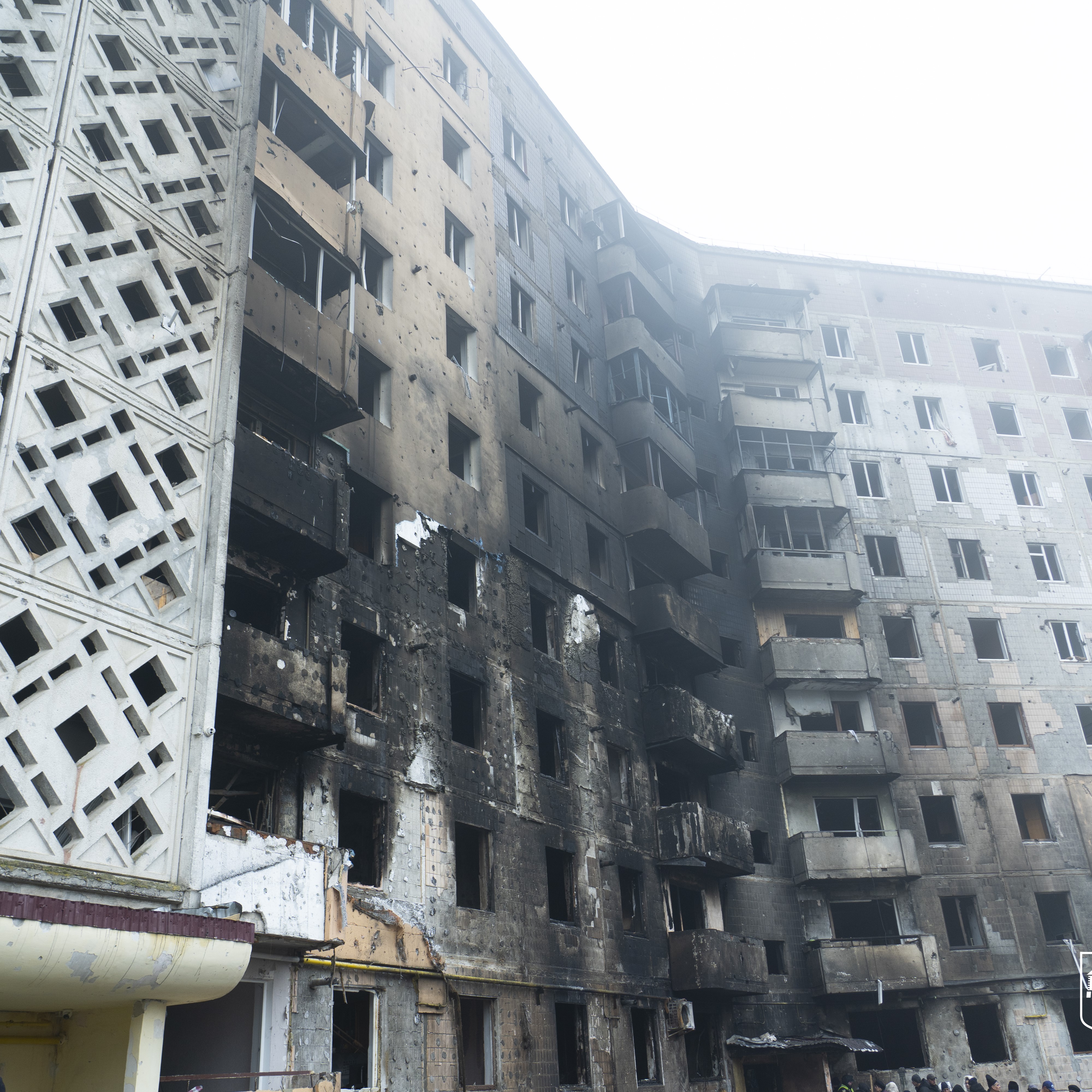 У будинку на вулиці 15 Квітня, 31 відновлюють під’їзд після ракетної атаки