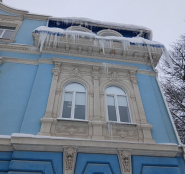 Муніципальна інспекція здійснює обстеження будівель на предмет наявності бурульок