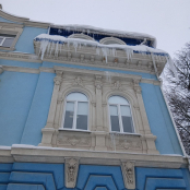 Муніципальна інспекція Тернополя притягнула до відповідальності чотирьох осіб за несвоєчасне очищення дахів від бурульок