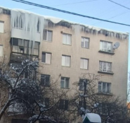 У Тернополі через відмову мешканки управителі будинку не можуть прибрати бурульки з балкона