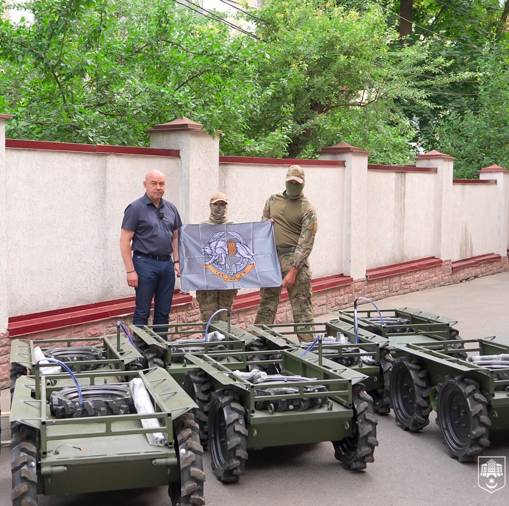 Сергій Надал передав бійцям 3-го окремого полку спецпризначення наземні роботизовані комплекси «Тарган»