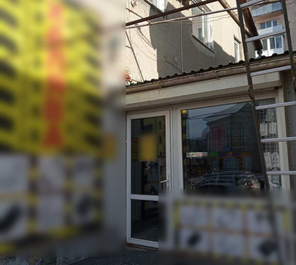 У центральній частині Тернополя триває демонтаж рекламних конструкцій та вивісок