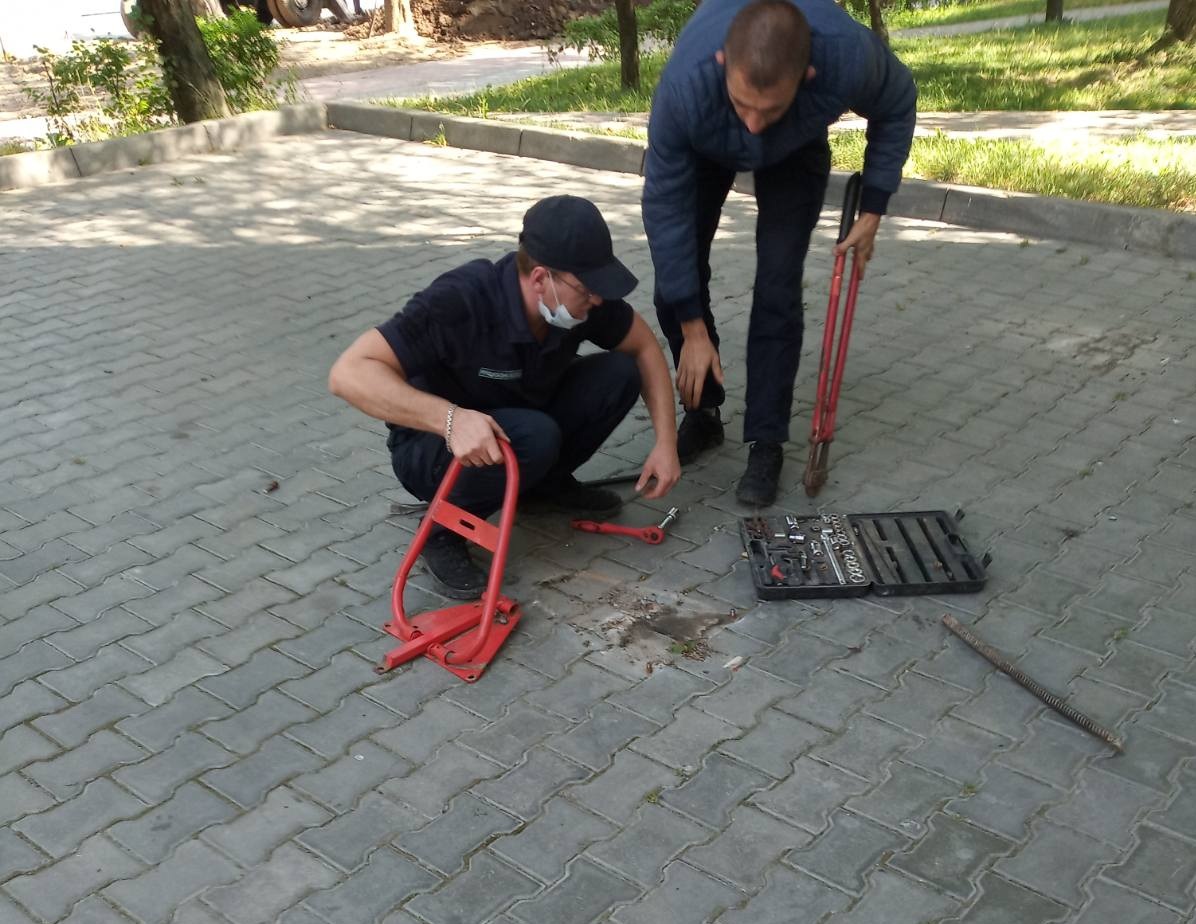 Сім самовільно влаштованих металевих обмежувачів демонтували на вул. Лесі Українки