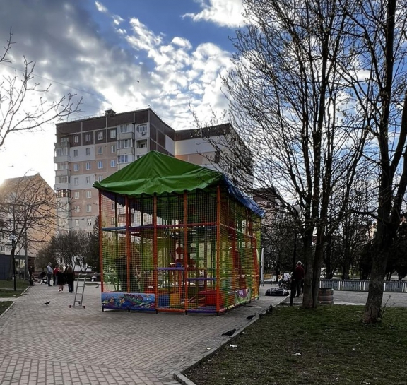 У Тернополі на бульв. Дмитра Вишневецького демонтують тимчасові споруди