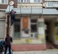 З вулиць Тернополя демонтували ще дві незаконно розміщених вивіски