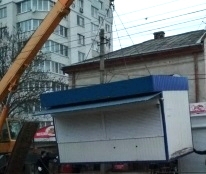 У центральній частині Тернополя демонтують декілька тимчасових споруд