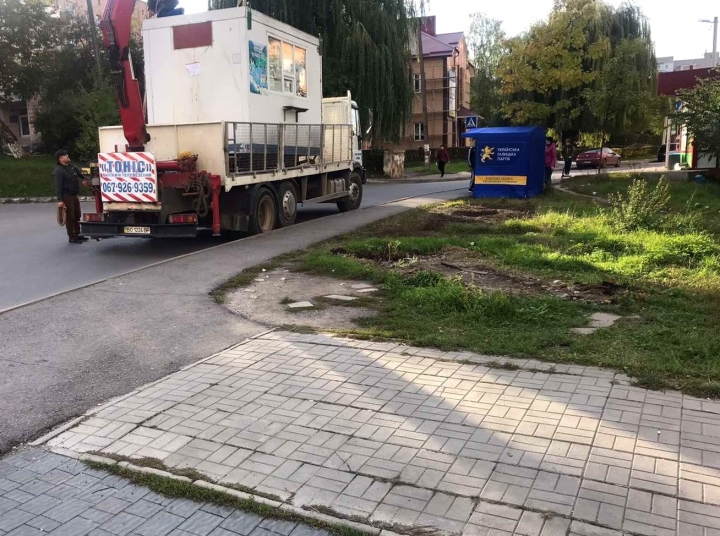 На вул. Б. Громницького демонтували тимчасову споруду-кіоск