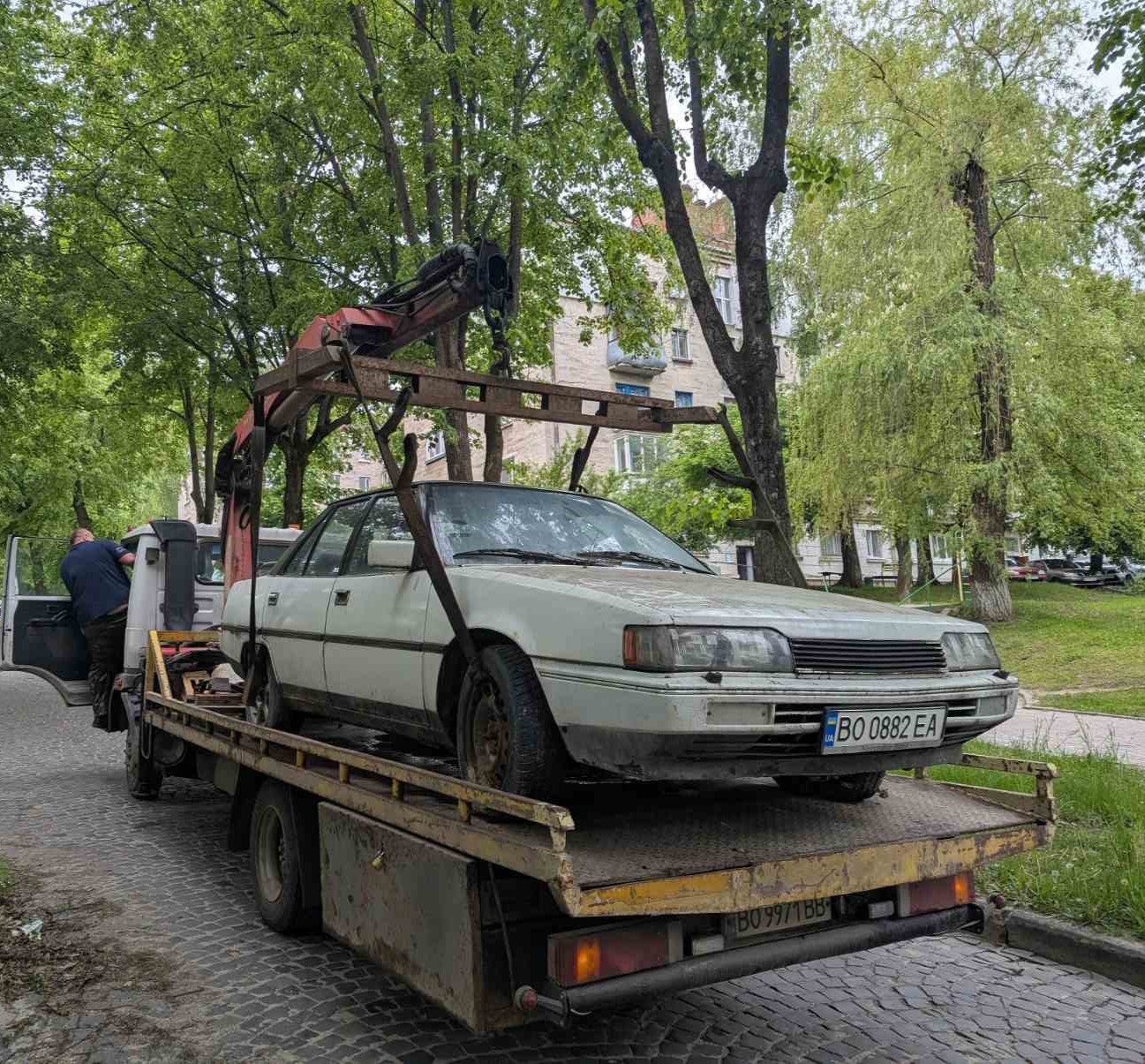 З вулиць Тернополя евакуювали два покинуті автомобілі