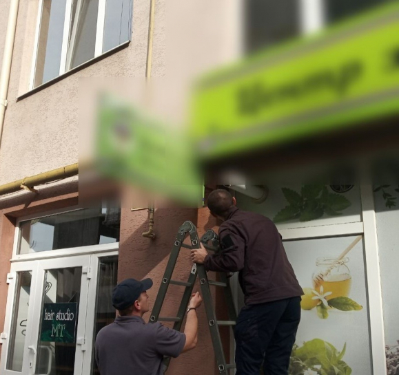 Ще три рекламних конструкції демонтували у центральній частині Тернополя