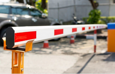 У центрі Тернополя демонтують незаконно встановлений шлагбаум