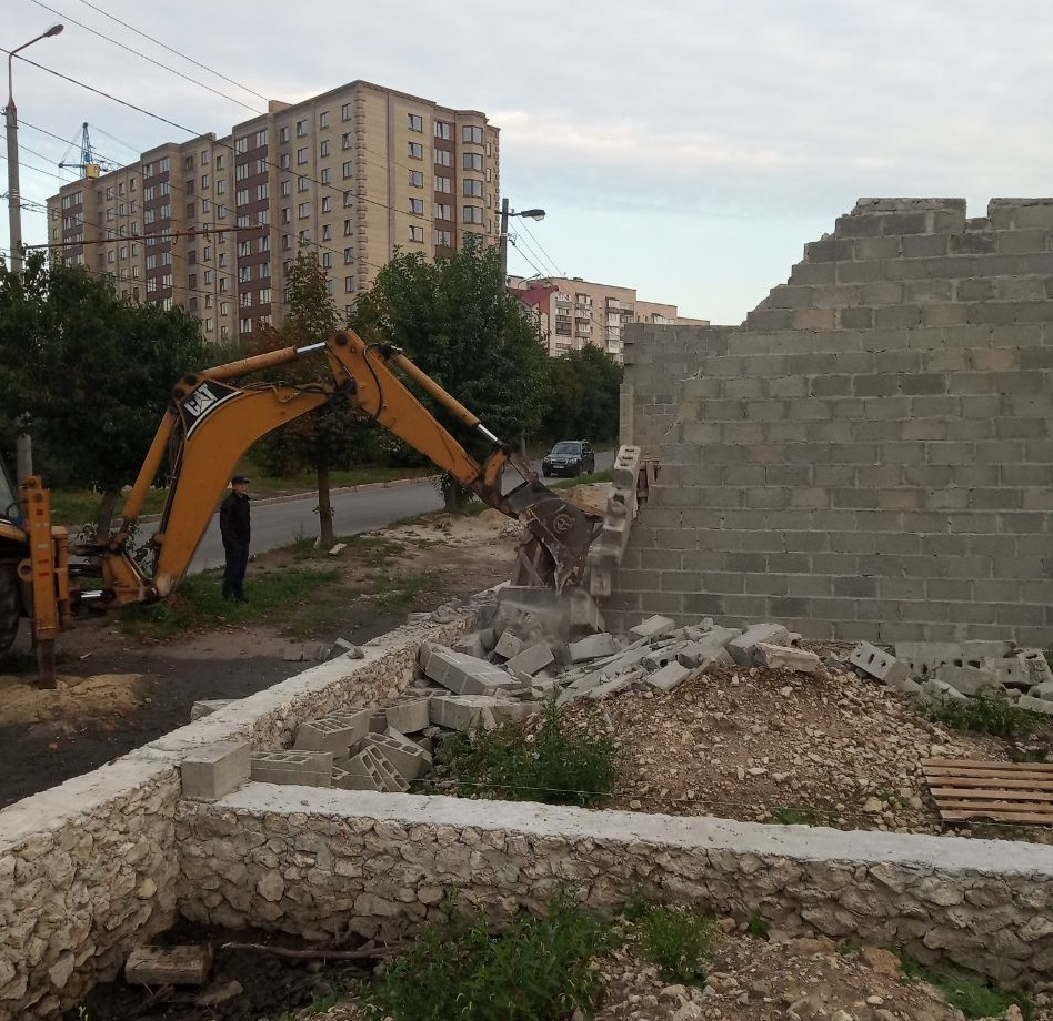 У Тернополі на вул. Полковника Морозенка частково демонтували самовільно встановлену споруду